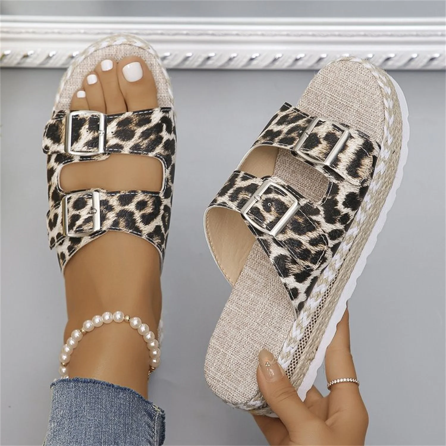 Heidi-Mode | Sandalen mit Doppel-Schnalle und Leopardenmuster - Image 5