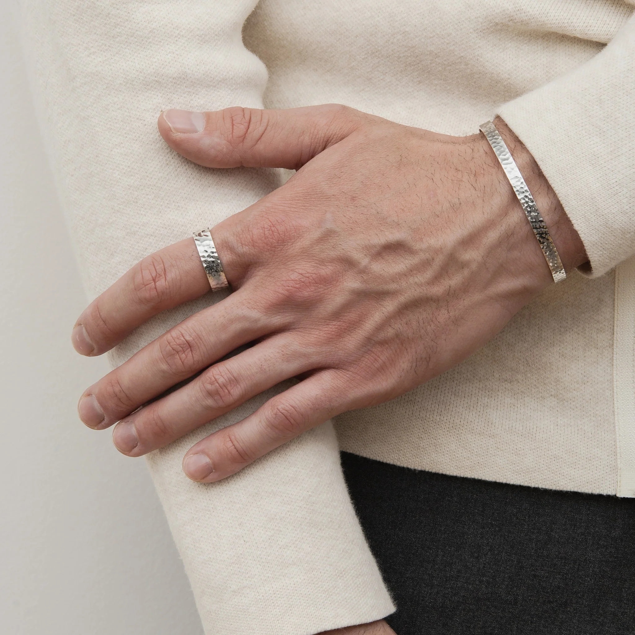 Heidi-Mode | Schlankes Silberarmband mit Gehämmertem Muster für Herren - Image 2