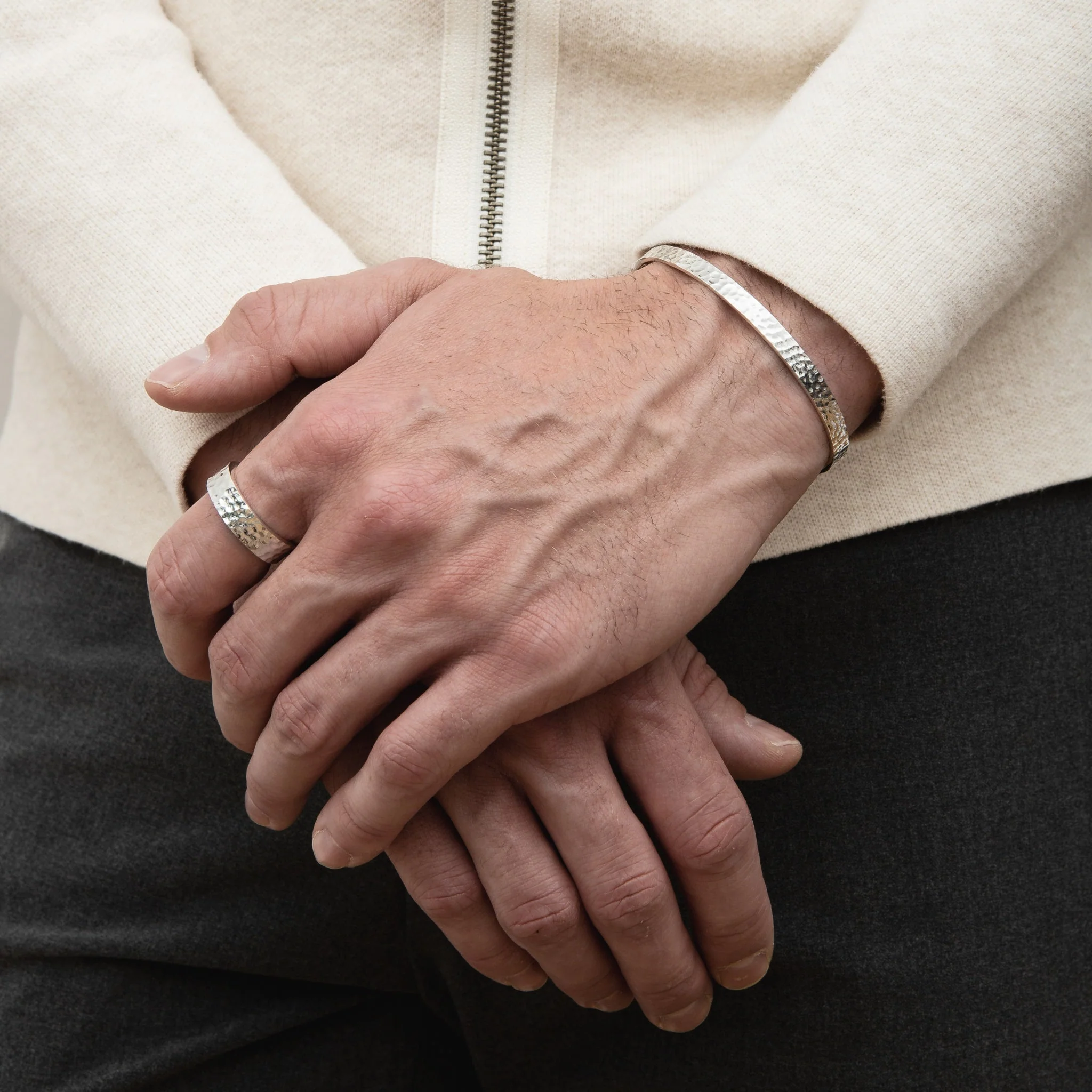 Heidi-Mode | Schlankes Silberarmband mit Gehämmertem Muster für Herren - Image 5