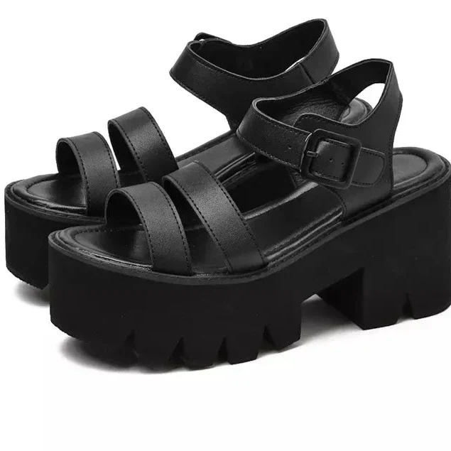 Heidi-Mode | Schwarze Plattform Chunky Sandalen - Image 3