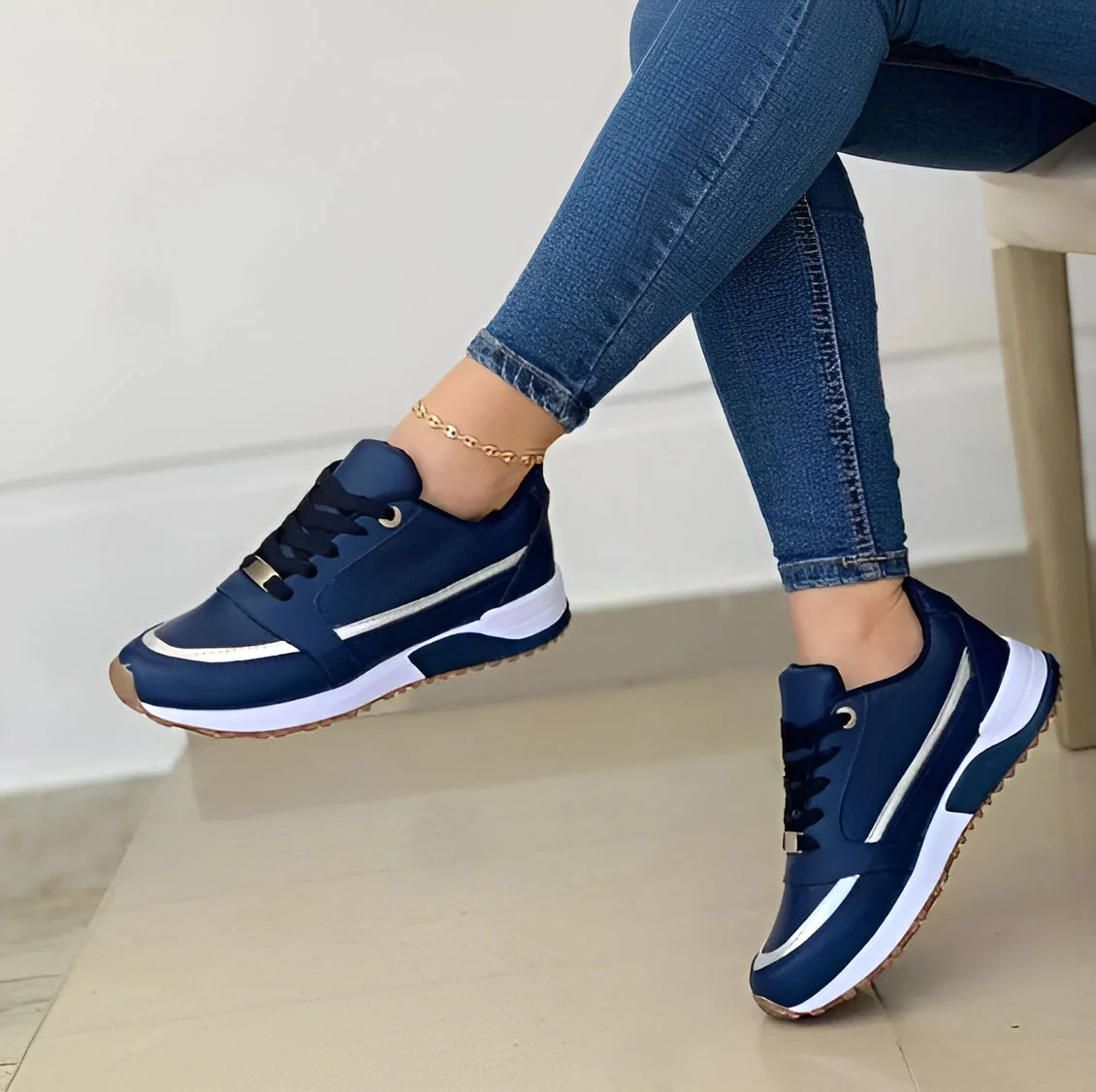 Heidi-Mode | Stilvolle Schwarze Sneaker mit Metallischen Akzenten für Damen - Image 2