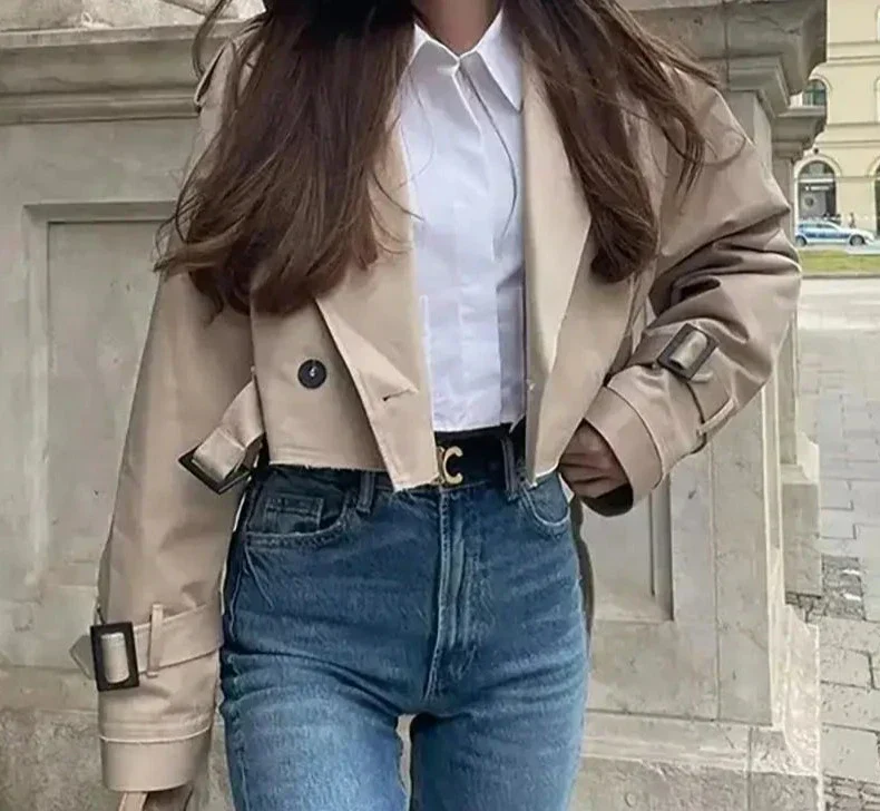 Heidi-Mode | Stilvoller Cropped Trenchcoat - Image 3