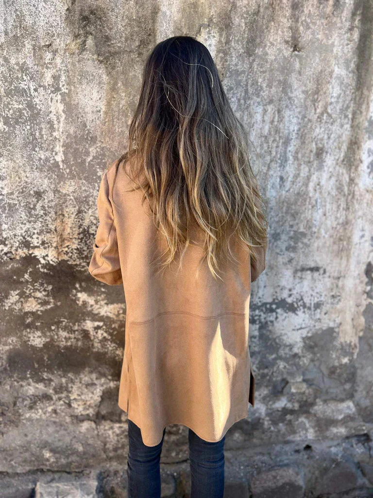 Heidi-Mode | Wildleder Blazer für Damen - Taillierte Camel-Farbene Jacke mit Knöpfen und Taschen - Image 2