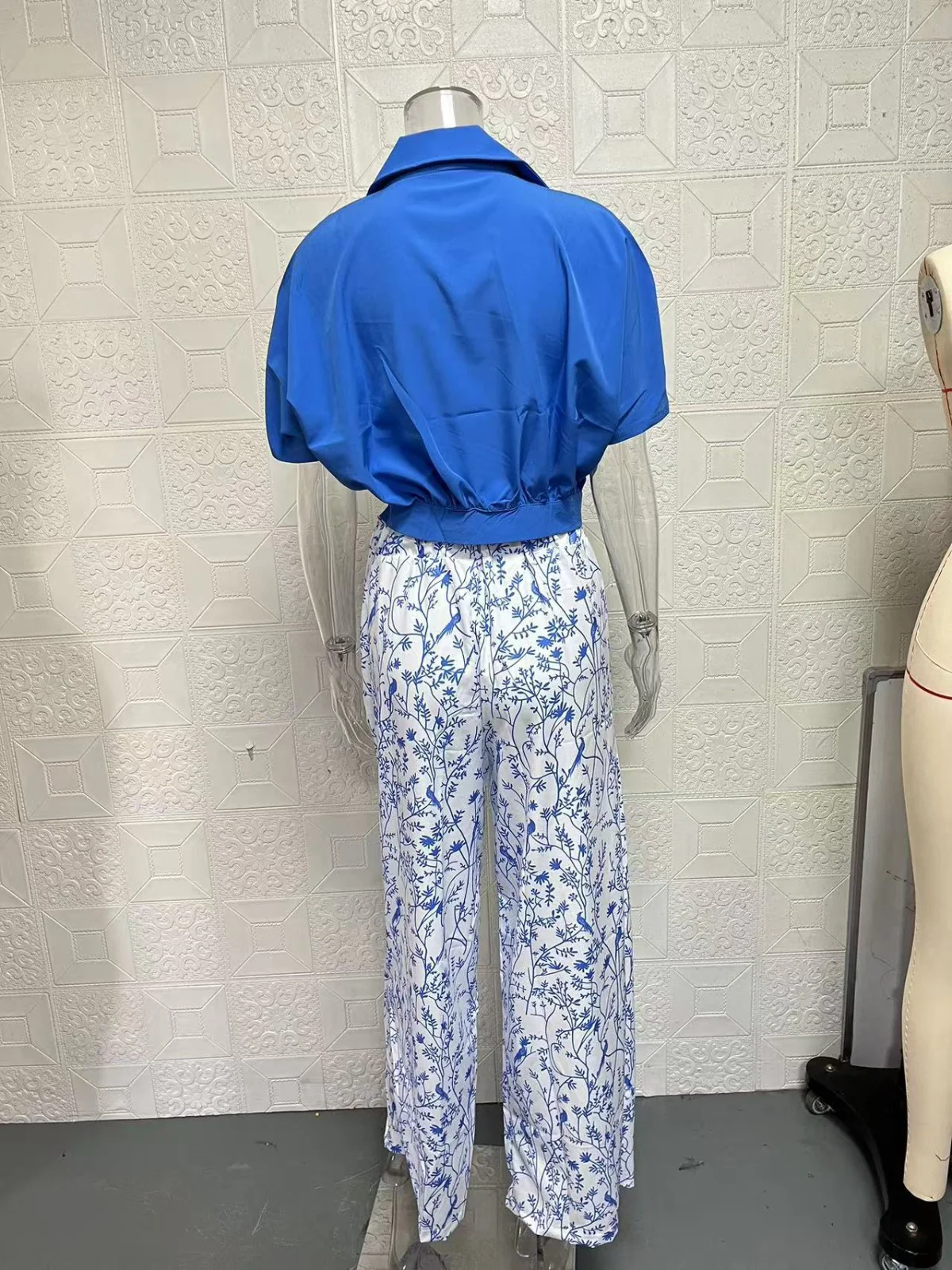 Heidi Mode | Zweiteiliges Set mit V-Ausschnitt und Hose mit weitem Bein - Image 7