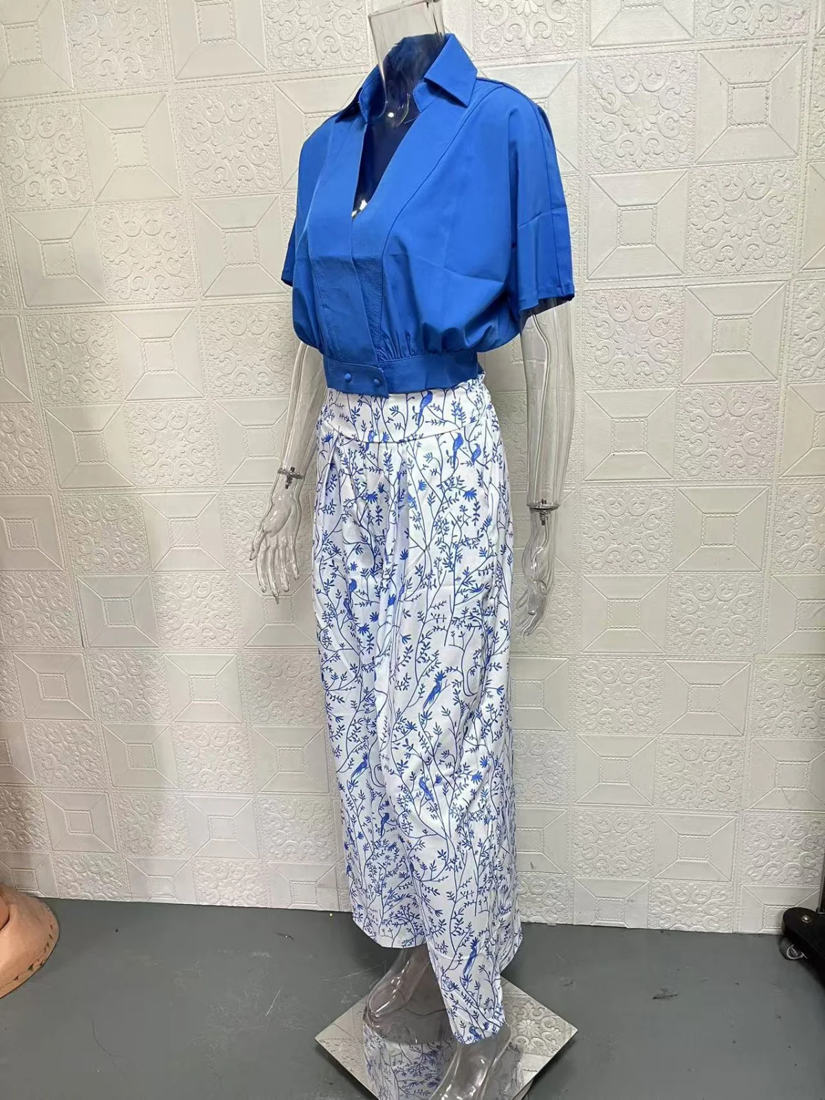 Heidi Mode | Zweiteiliges Set mit V-Ausschnitt und Hose mit weitem Bein - Image 9