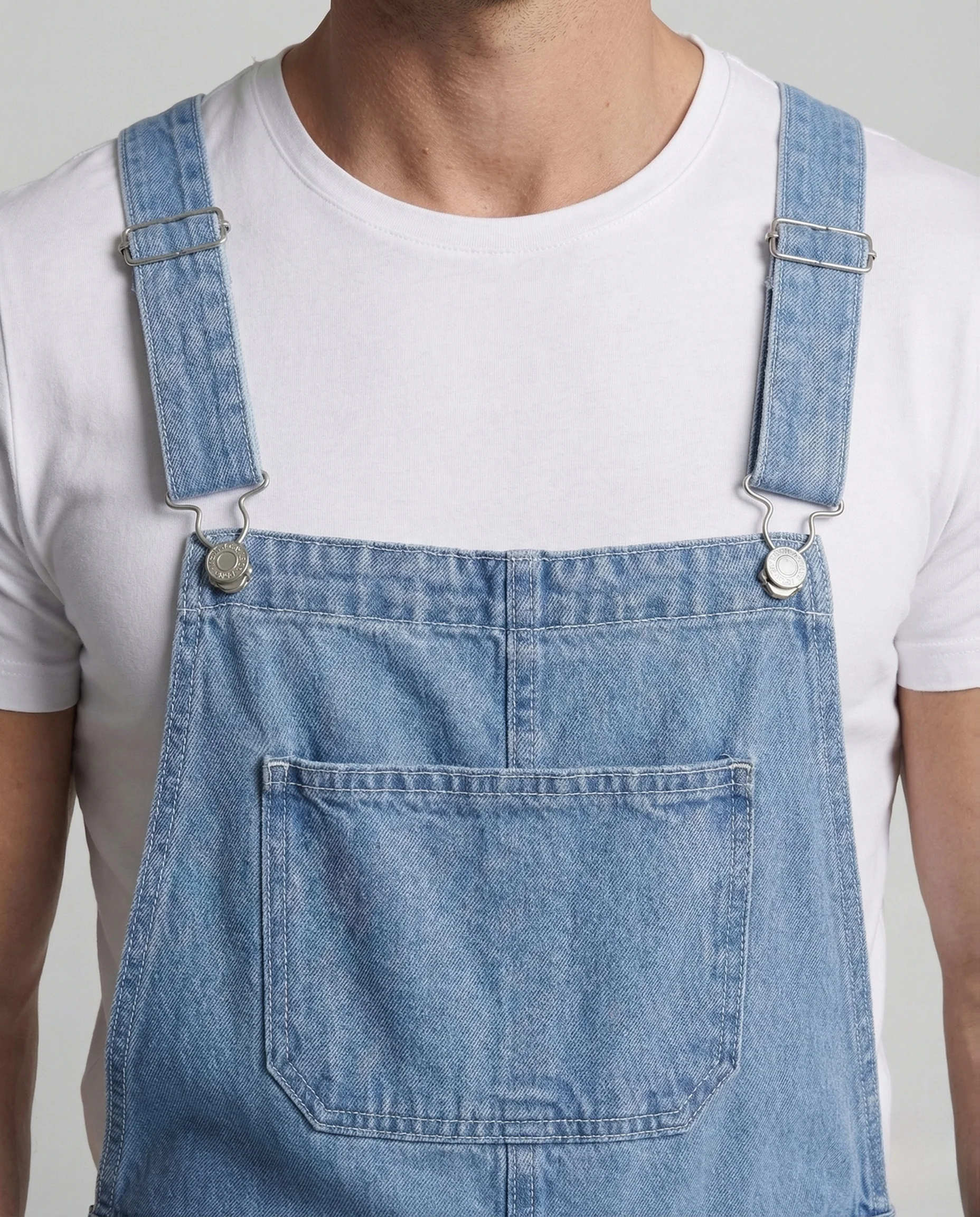 Herren kurze Jeans-Latzhose mit Brusttasche - Image 3