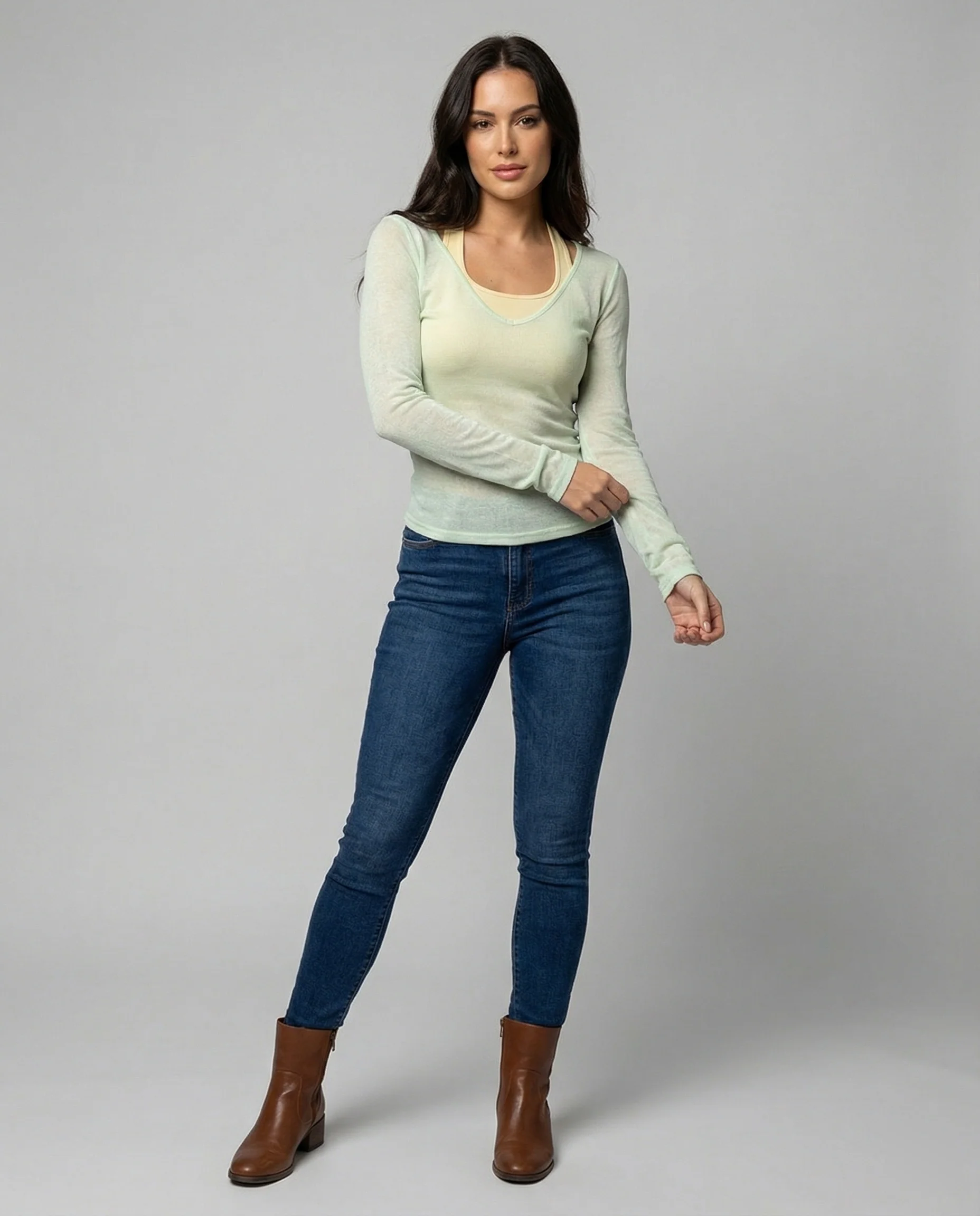 Leichtes Damen Langarm T-Shirt mit V-Ausschnitt und integrierten Cups - Image 3