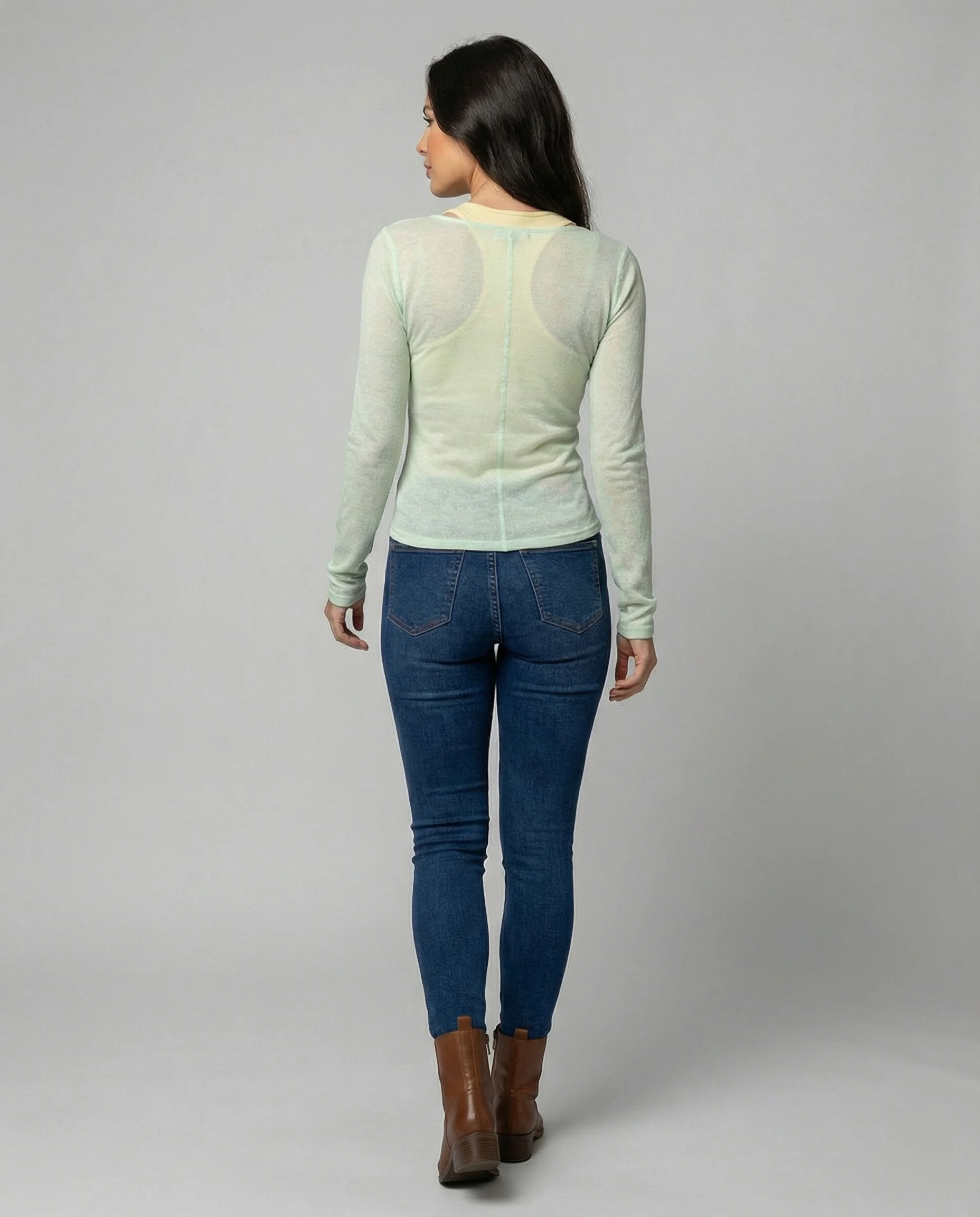 Leichtes Damen Langarm T-Shirt mit V-Ausschnitt und integrierten Cups - Image 4