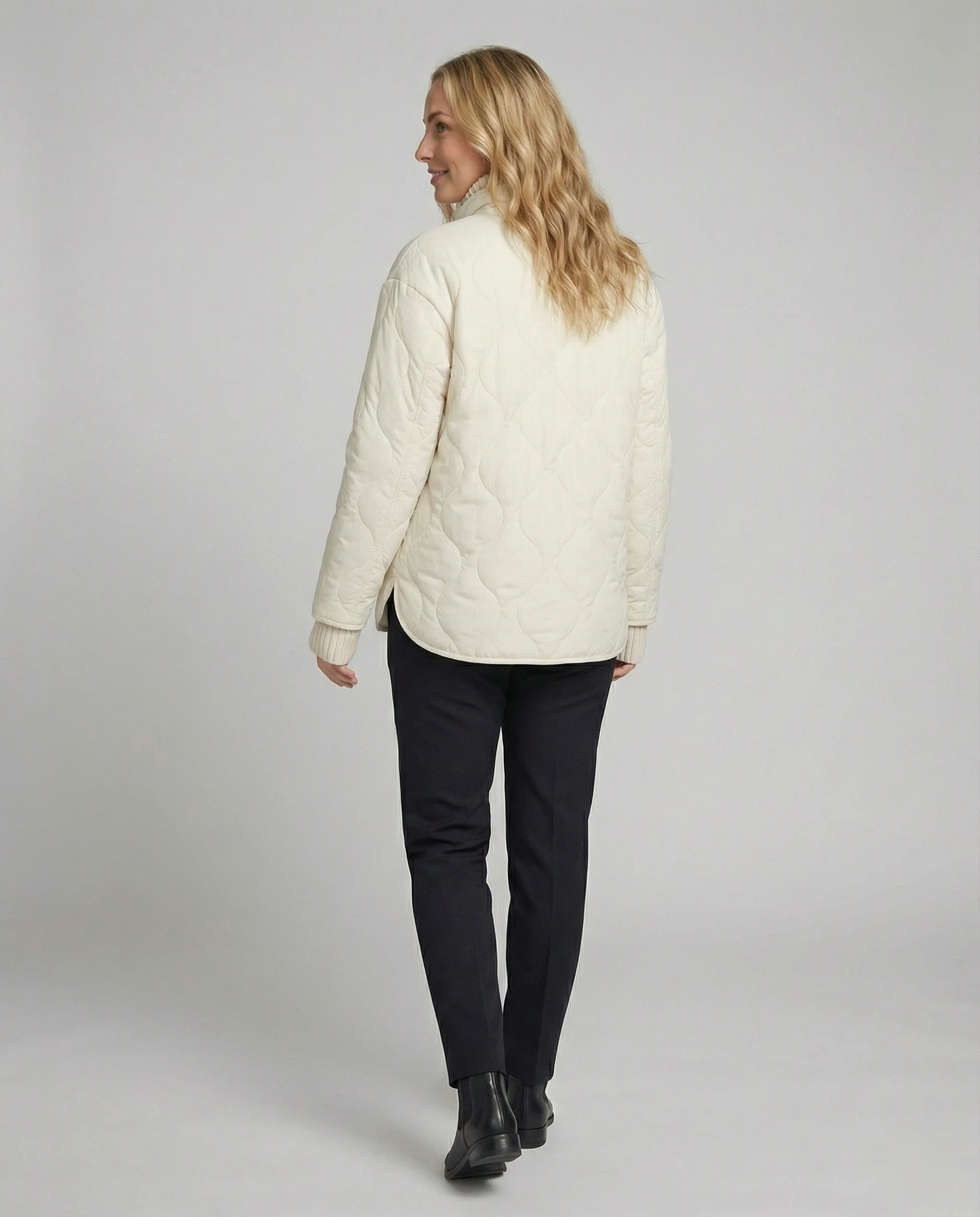 Minimalistische Damen Daunenjacke mit Kapuze in Weiß Leicht und Warm - Image 4