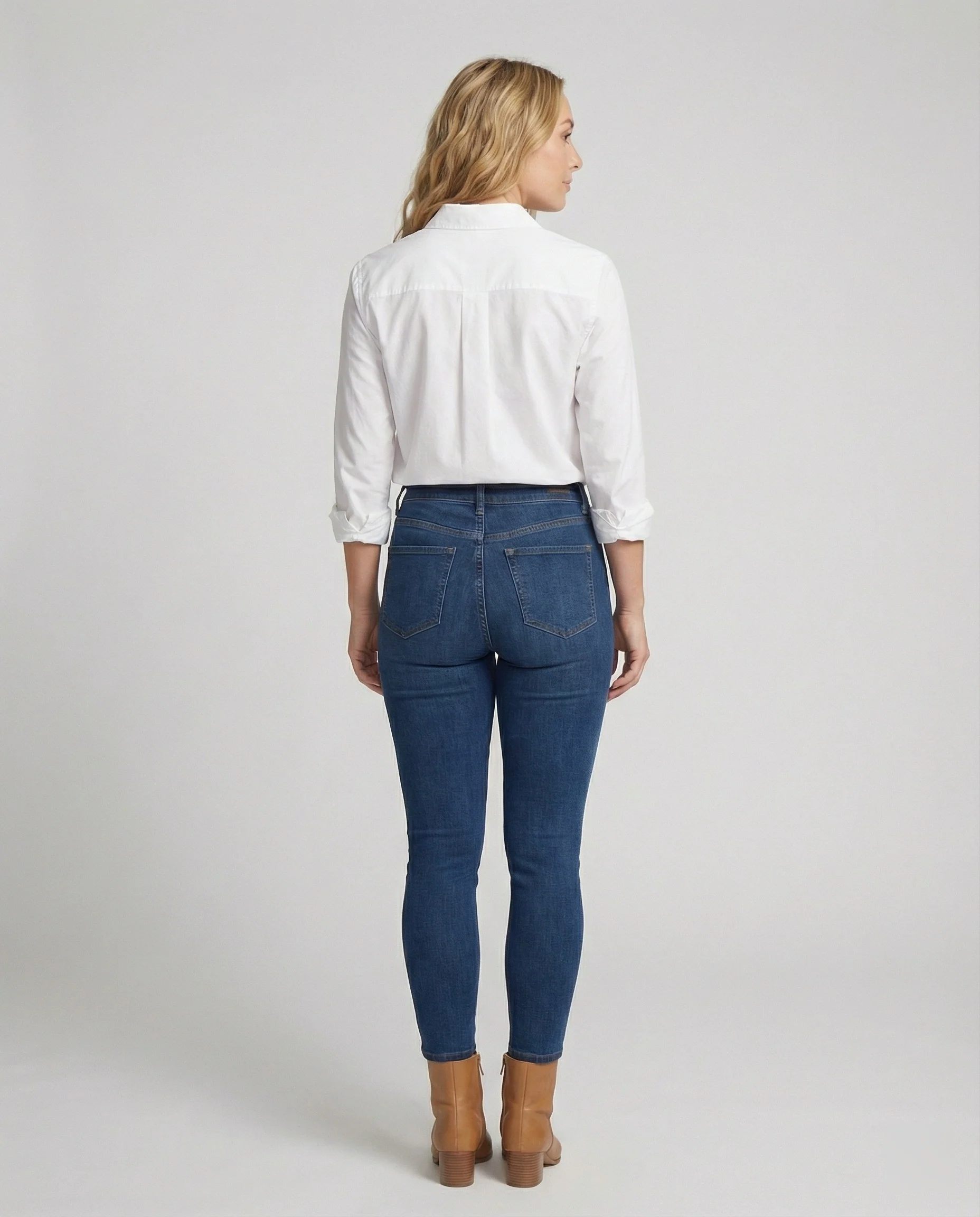 Minimalistische Damenbluse mit Polokragen aus Baumwollmix in Weiß - Image 4