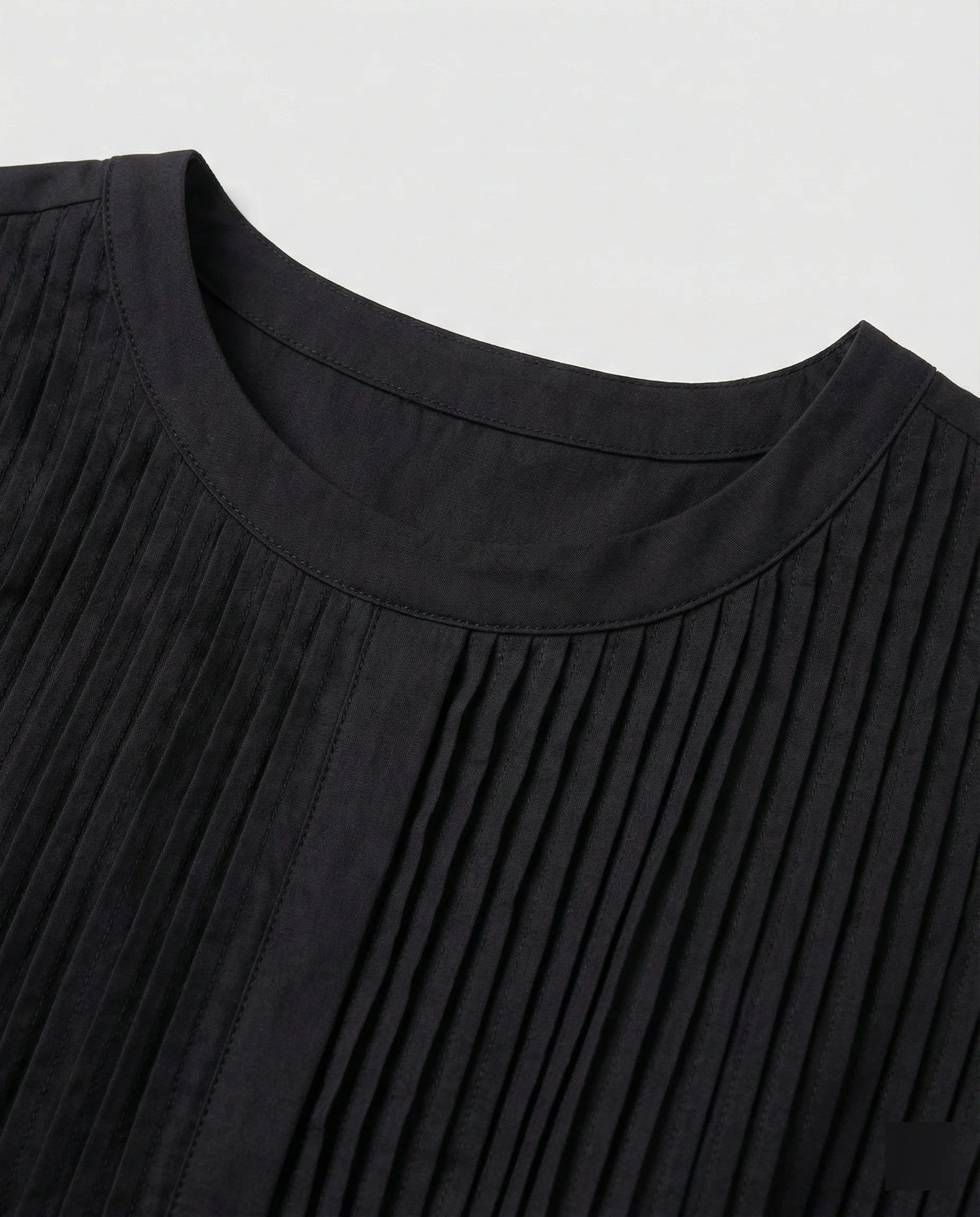 Schwarzes Maxikleid mit Rundhalsausschnitt und tailliertem Schnitt für den Sommer - Image 2