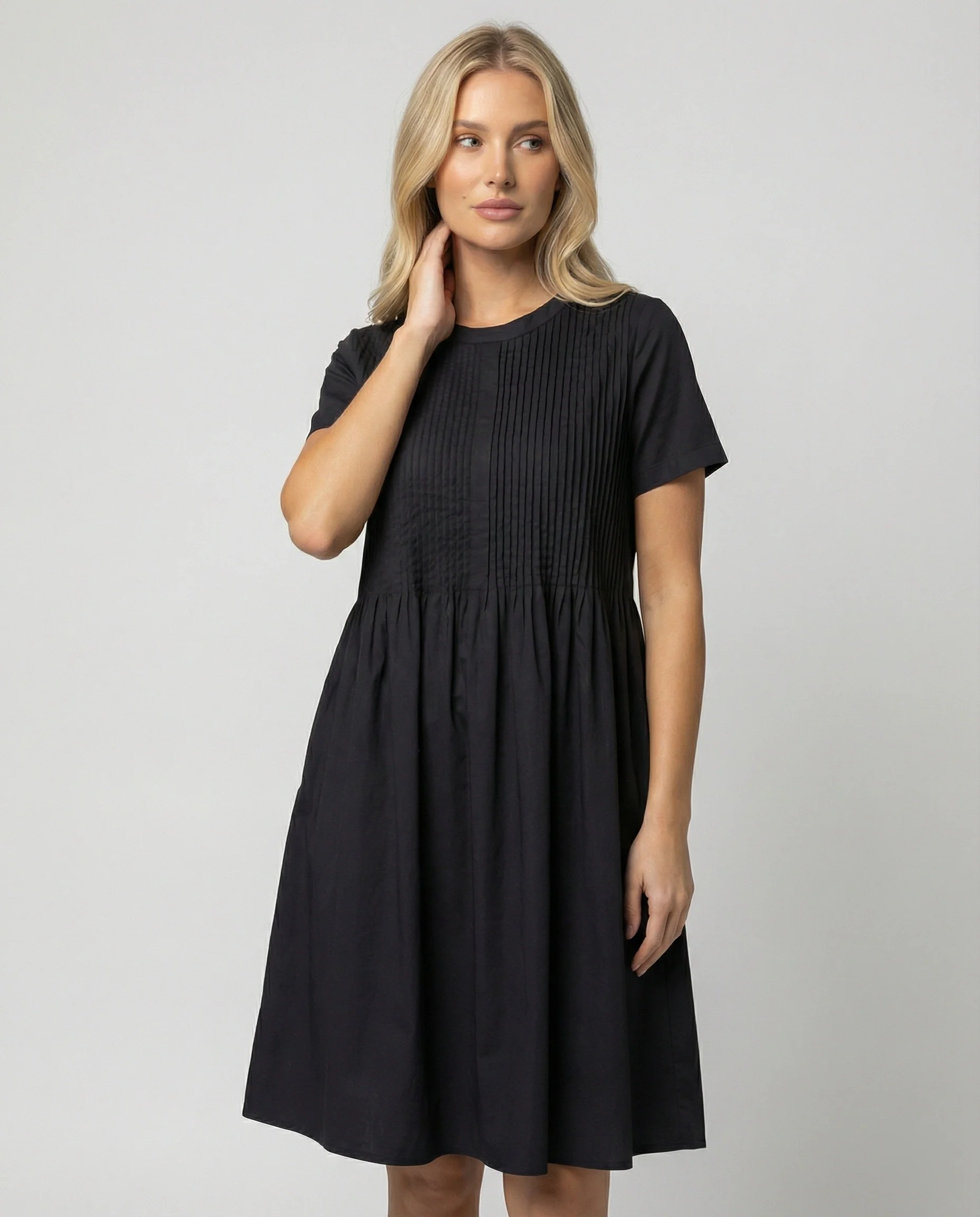 Schwarzes Maxikleid mit Rundhalsausschnitt und tailliertem Schnitt für den Sommer - Image 3