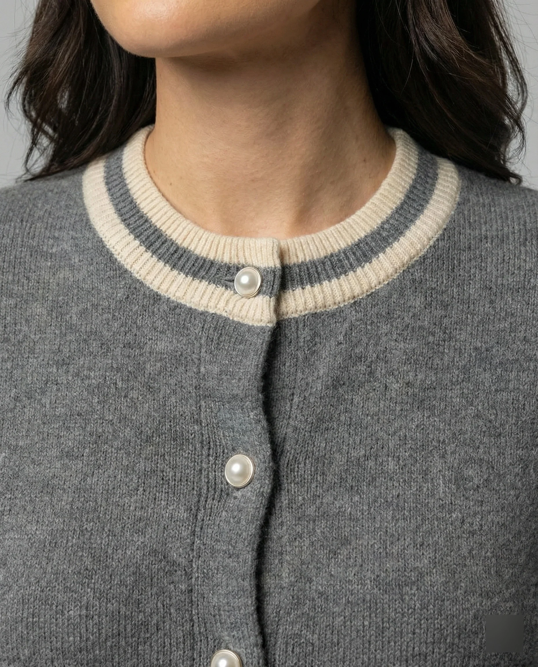 Stilvolles graues Strickset mit Cardigan und Rock für Damen - Image 2