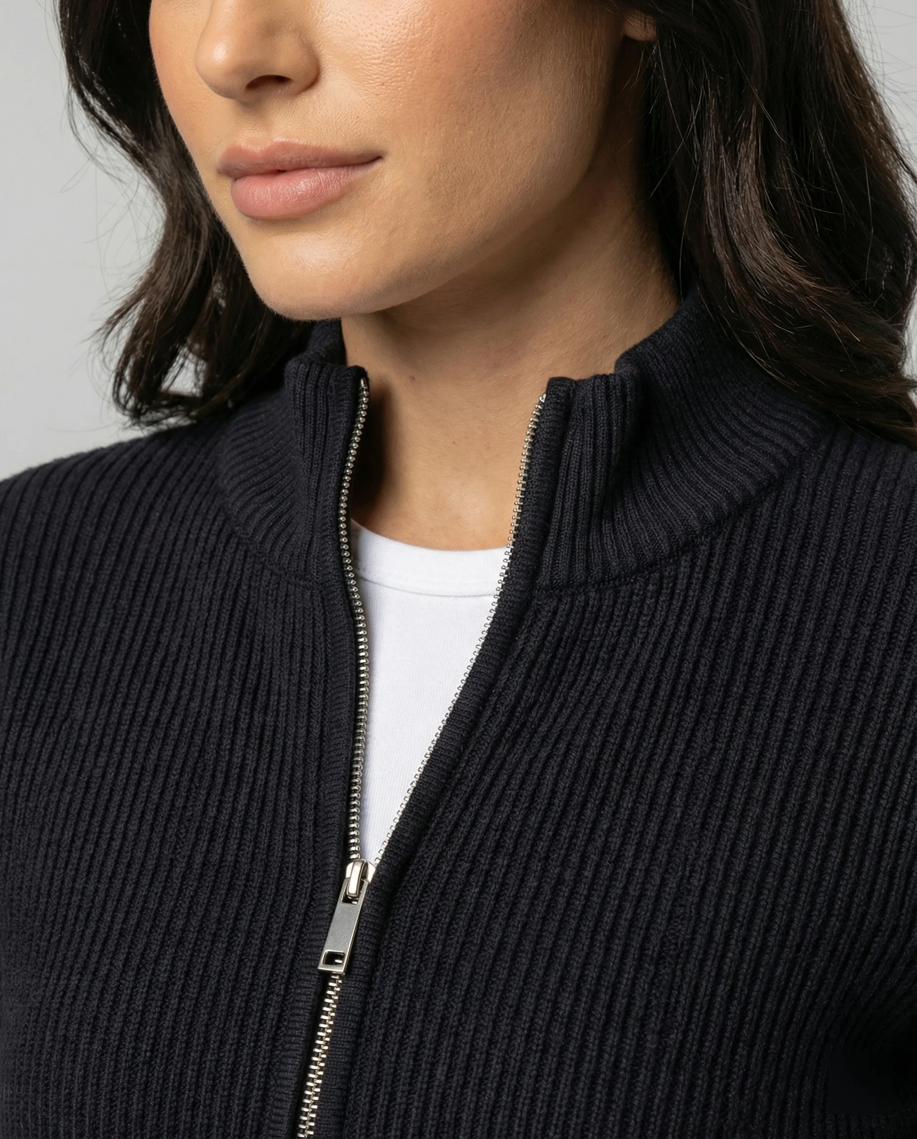 Taillierte Damen Strickjacke mit Reißverschluss und Stehkragen in Marineblau - Image 2