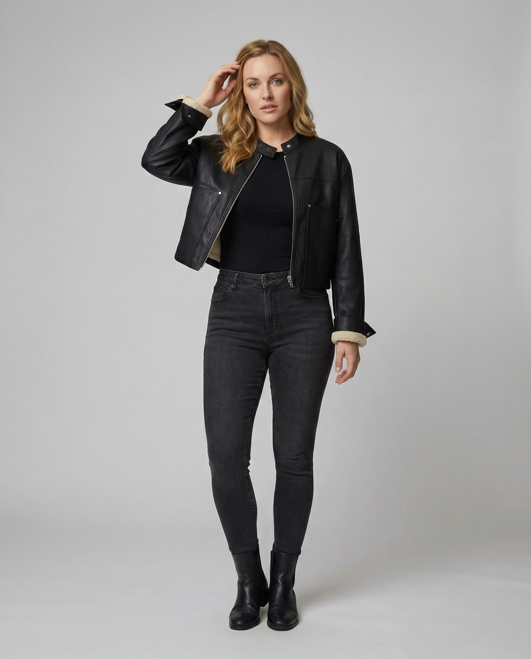 Kurzer Boxy-Blouson aus veganem Kunstleder mit Stehkragen Reißverschluss und aufgesetzten Taschen Heidi-Mode - Image 2