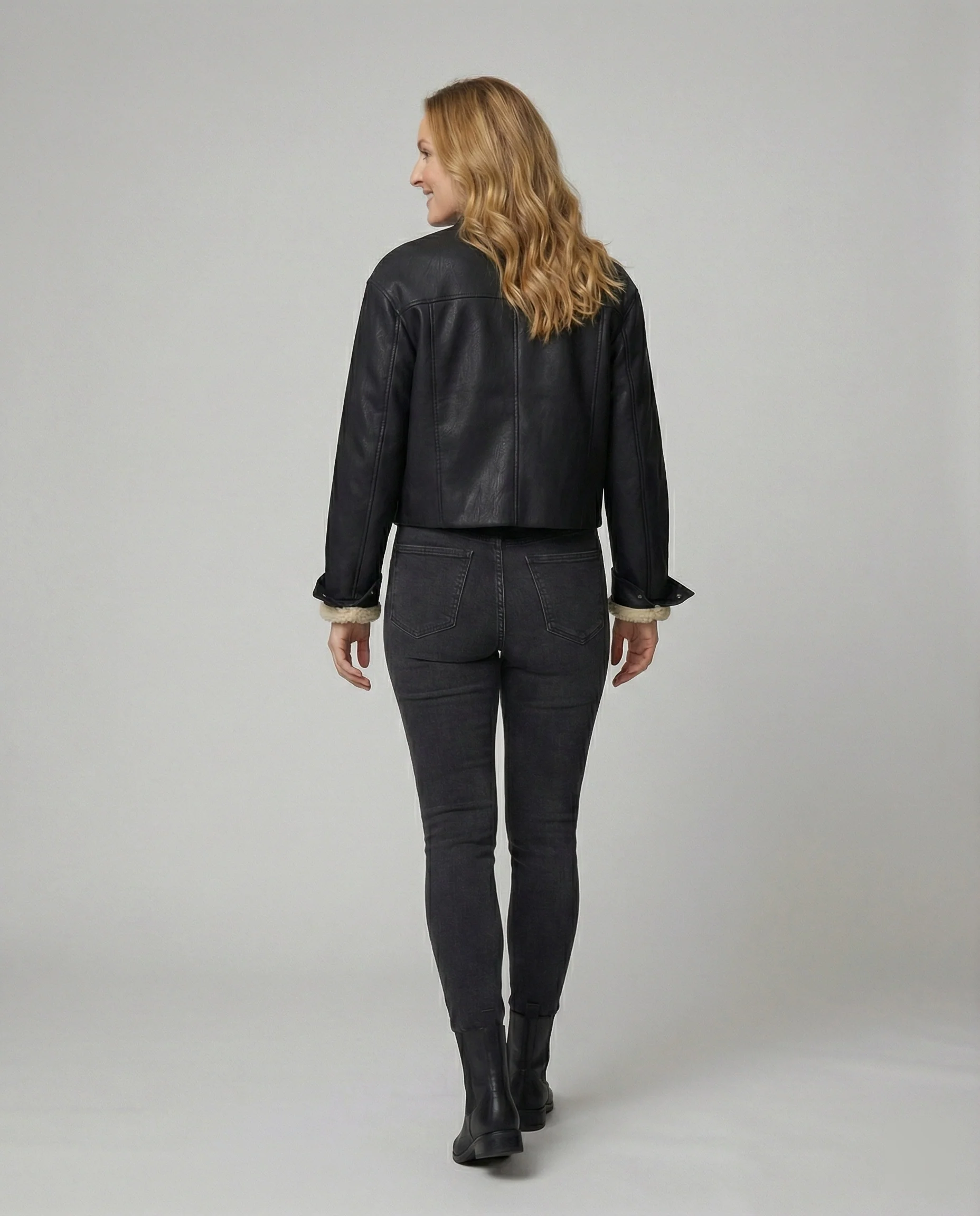 Kurzer Boxy-Blouson aus veganem Kunstleder mit Stehkragen Reißverschluss und aufgesetzten Taschen Heidi-Mode - Image 5