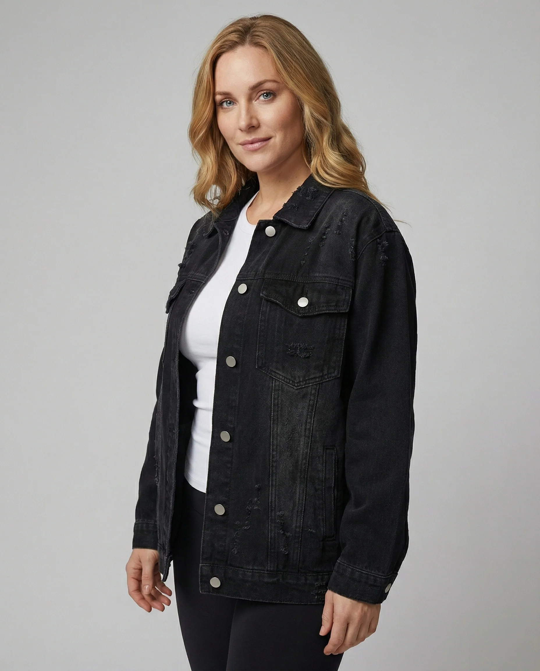 Locker sitzende Jeansjacke mit ausgefransten Details, Metallknopfleiste und aufgesetzten Brusttaschen Heidi-Mode - Image 4