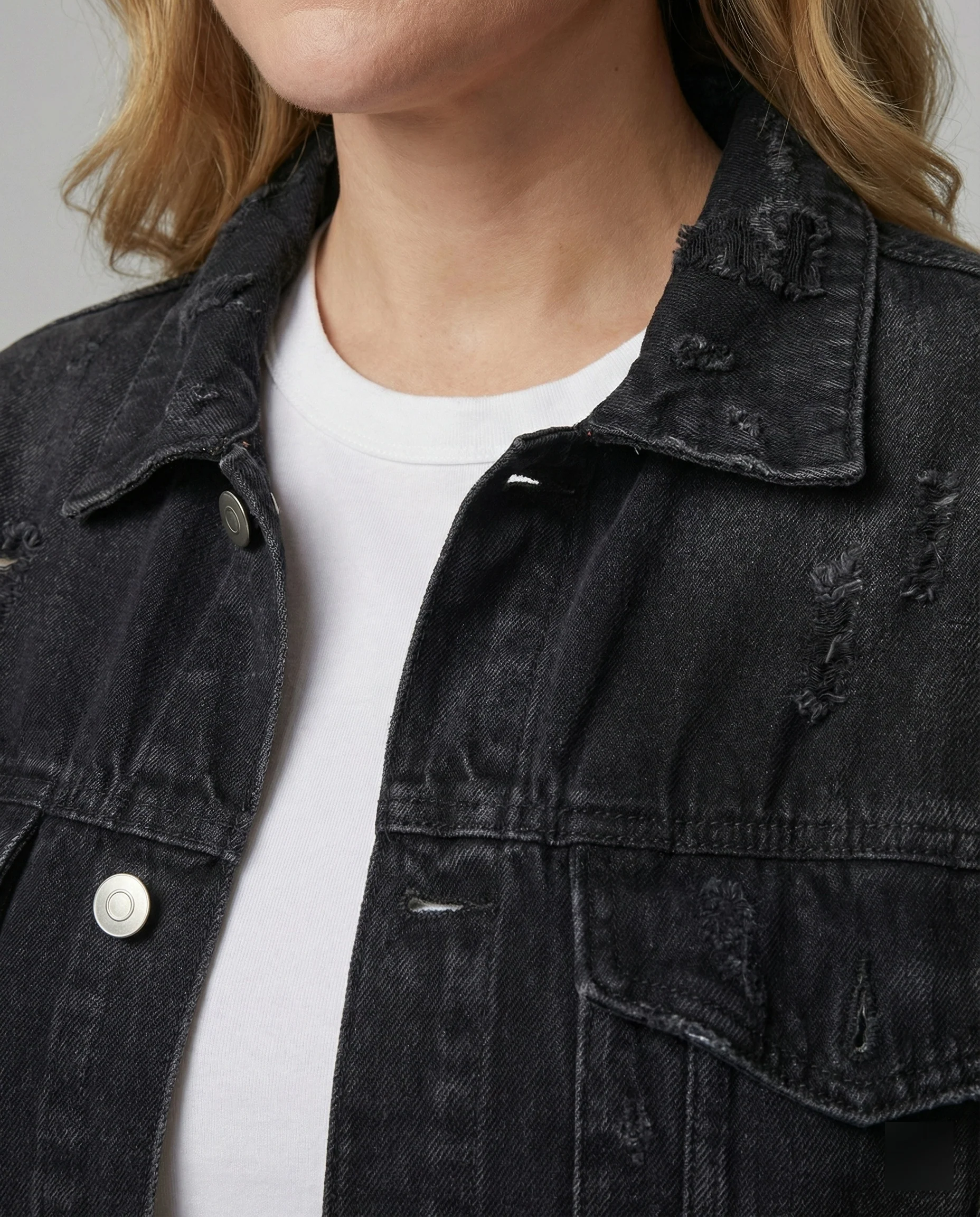 Locker sitzende Jeansjacke mit ausgefransten Details, Metallknopfleiste und aufgesetzten Brusttaschen Heidi-Mode - Image 5