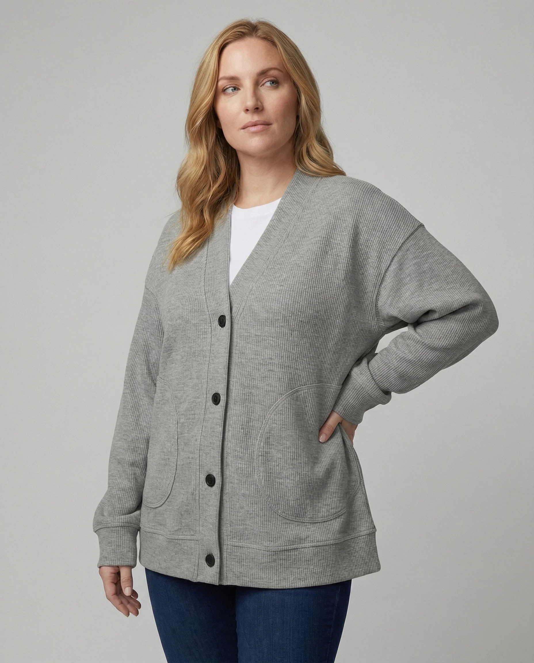 Weit geschnittene Strickjacke mit aufgesetzten Taschen und markanter Knopfleiste Heidi-Mode - Image 2