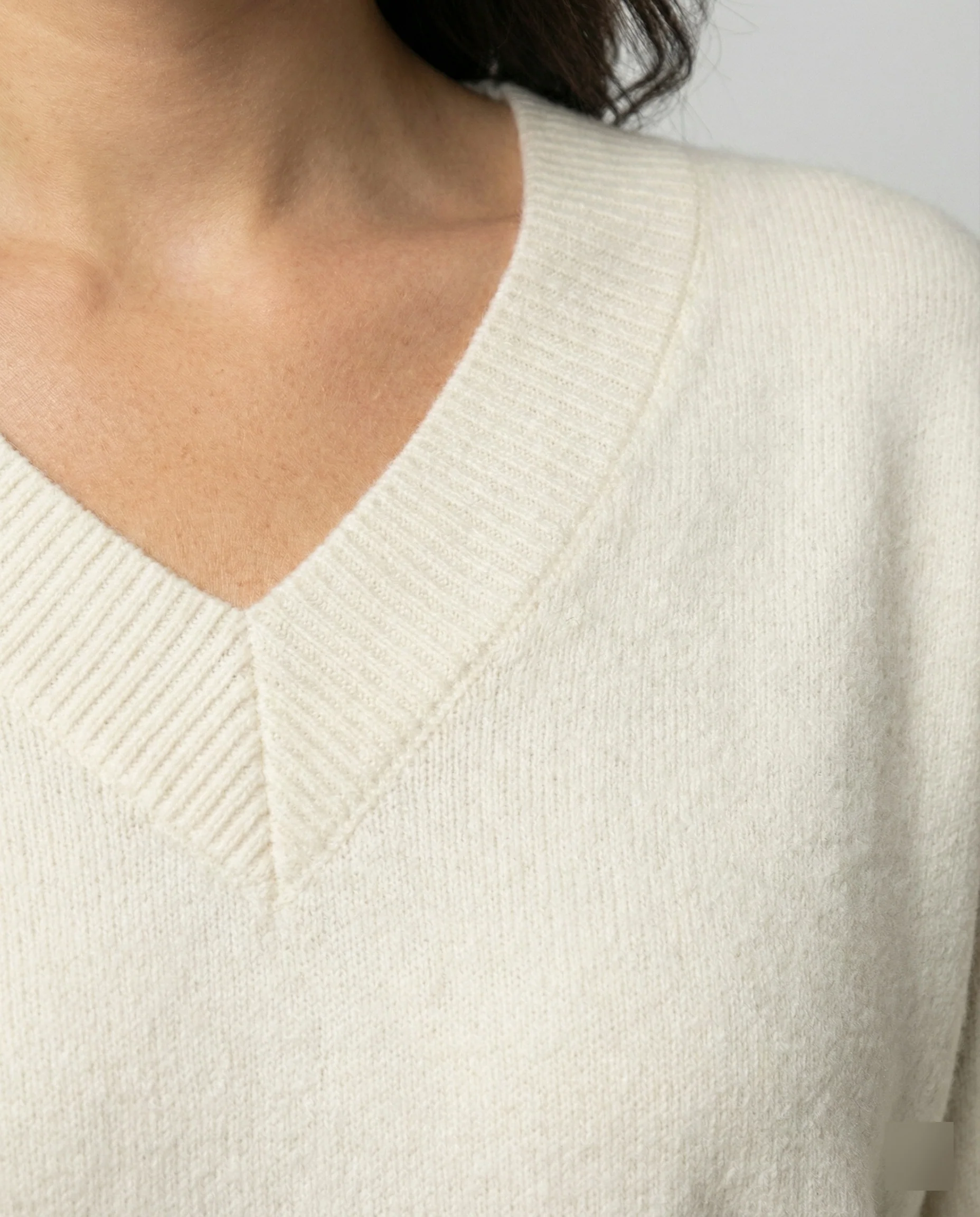 Weicher Oversize V-Ausschnitt Strickpullover für Damen in Creme-Weiß - Image 2