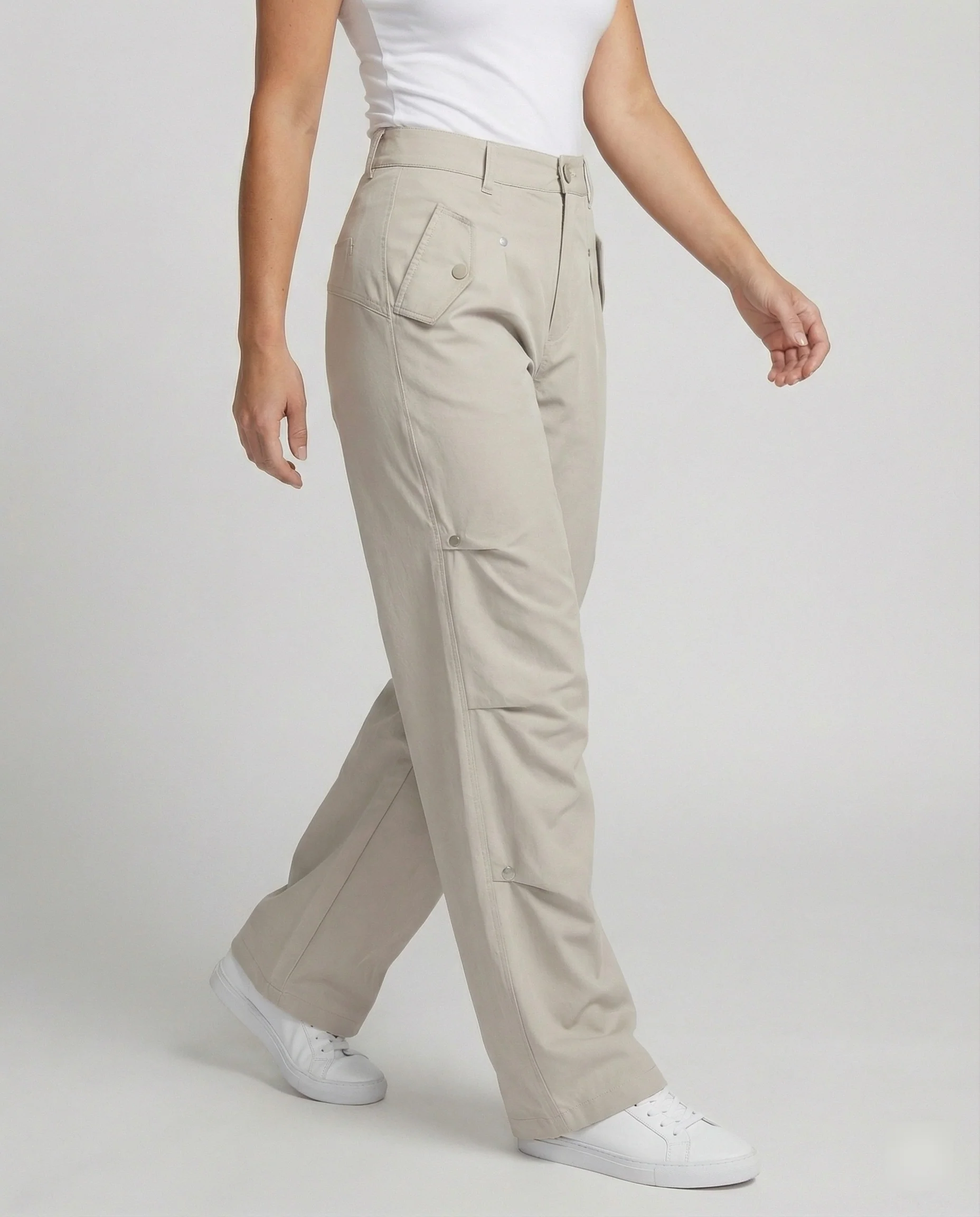 Weit geschnittene hochtaillierte Statement-Hose mit asymmetrischen Paneel-Falten und Zierdruckknöpfen Heidi-Mode - Image 3
